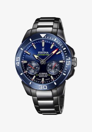 Die Festina Connected Hybrid-Uhr verfügt über ein dunkelblaues Zifferblatt, silberne Akzente, Datumsanzeigen und ein Armband aus Edelstahl im Design einer Taucheruhr.