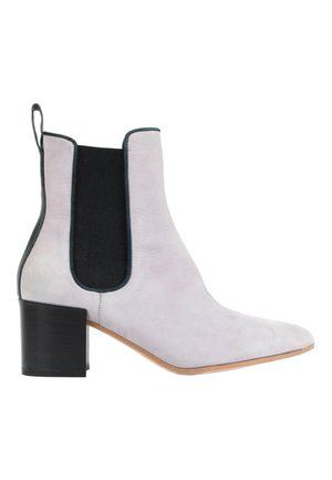 Bottine en daim gris clair avec panneau latéral élastique noir, languette noire, talon bloc et bout pointu.