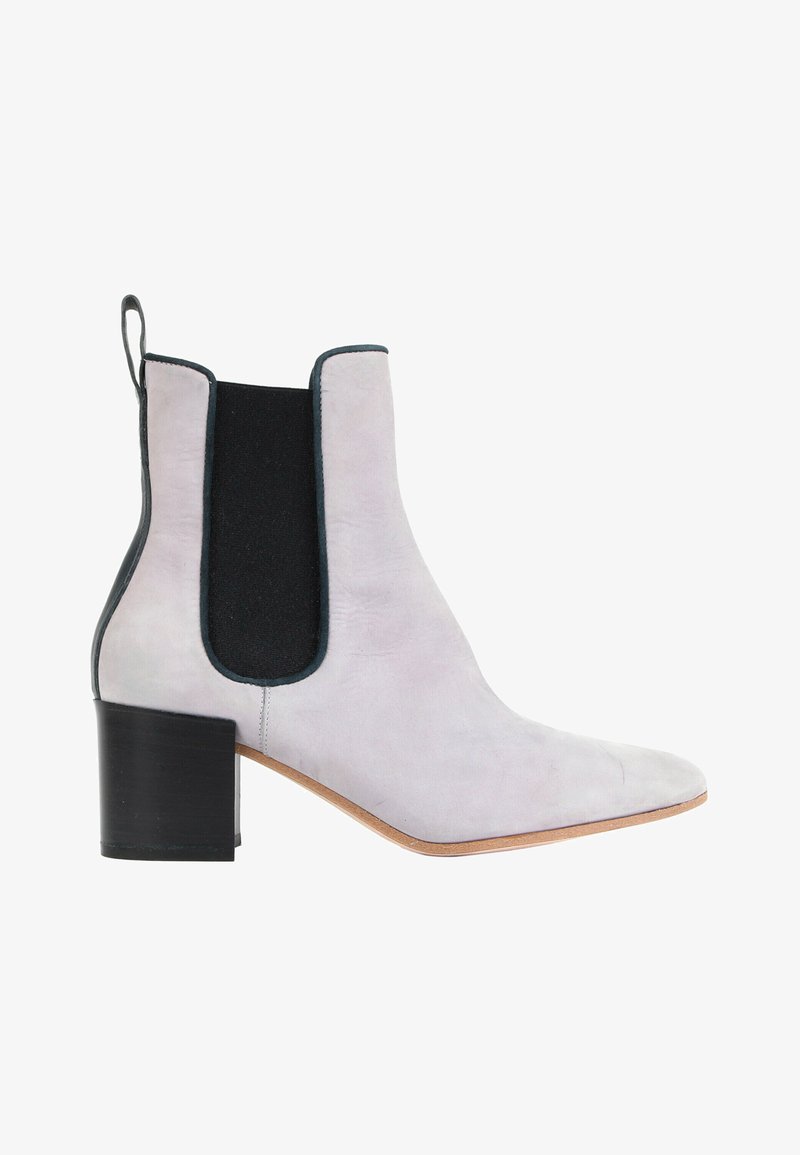Bottine en daim gris clair avec panneau latéral élastique noir, languette noire, talon bloc et bout pointu.