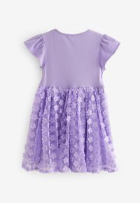 Robe lavande avec un haut à manches courtes et une jupe en tulle à motifs floraux. Le matériau supérieur est lisse, tandis que le bas est transparent et texturé.