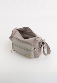 Graue synthetische Schultertasche mit einem Reißverschluss-Hauptfach und einer Fronttasche, die eine strukturierte Oberfläche und silberne Hardware-Details aufweist.