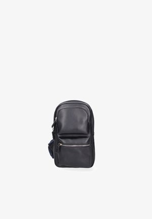 Piccola borsa a tracolla in pelle nera con due scomparti con cerniera, tracolla regolabile in tessuto blu, su sfondo bianco.