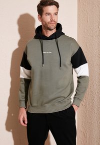 Buratti REGULAR FIT - Jersey con capucha - khaki