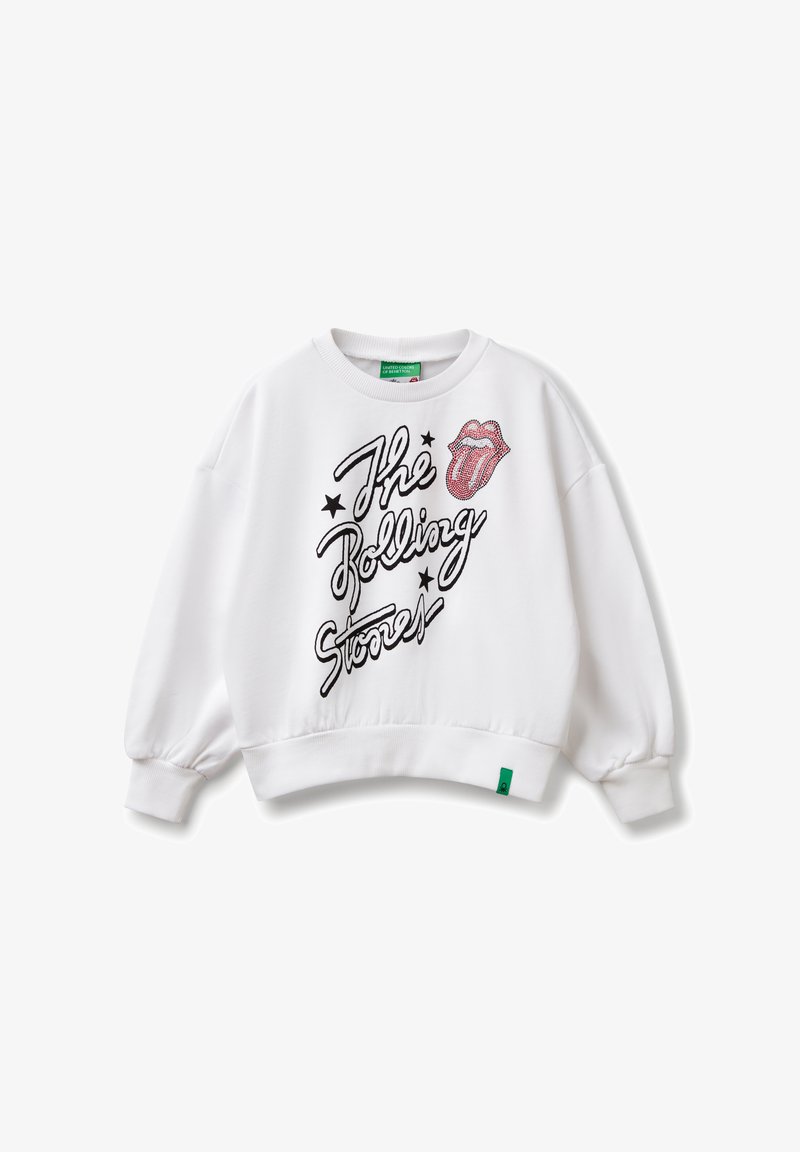 Sweatshirt blanc avec de longues manches bouffantes. Affiche un design graphique des "The Rolling Stones" en écriture noire et un logo en forme de langue rouge.