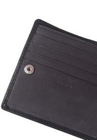 Cartera negra de cuero con múltiples ranuras para tarjetas, costuras reforzadas y un botón a presión plateado. Presenta la impresión "RFID Safe". Textura suave.