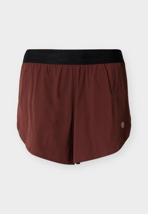 Bordo atletske kratke hlače s črnim elastičnim pasom in majhnim okroglim logotipom na spodnji desni strani na belem ozadju.