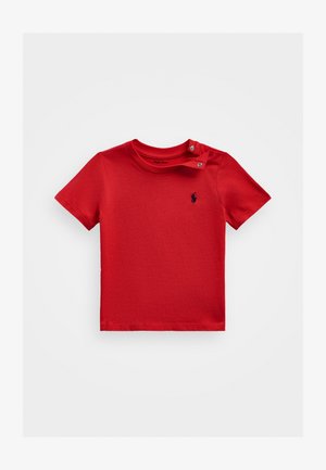 Červené bavlnené tričko s krátkymi rukávmi, okrúhlym výstrihom a detailom na zapínanie na ramene. Obsahuje malé námornícke logo na hrudi.