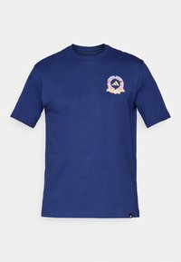 Mørkeblå bomulds-t-shirt med korte ærmer. Har et farverigt grafisk logo på venstre brystområde. Standard rund hals-design.