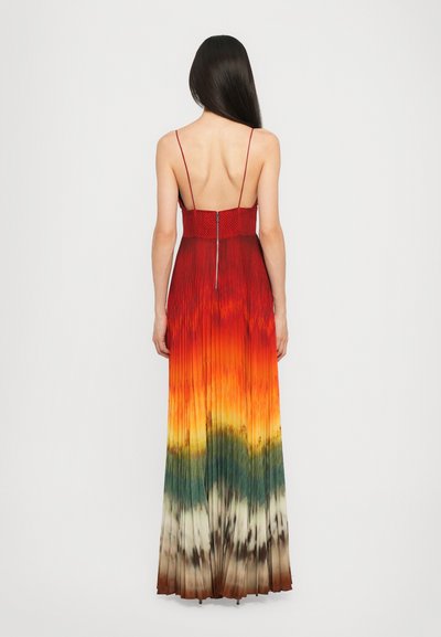 Robe maxi plissée à fines bretelles, présentant un dégradé de rouge, orange, jaune, vert et marron, avec une fermeture éclair au dos.