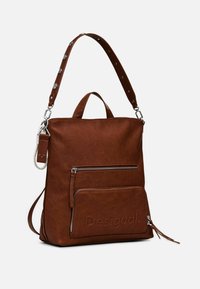 Brauner Rucksack aus Kunstleder mit texturiertem Finish, verstellbarem Schulterriemen, Oberhandgriff und vorderer Reißverschlusstasche mit geprägtem Logo.