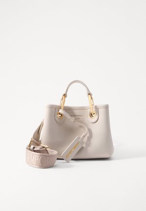 Bolso de mano de cuero texturizado color beige con herrajes dorados, doble asa superior y una correa desmontable con detalle de logotipo grabado.