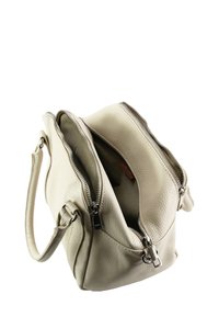 Lichtgrijze leren handtas met een gestructureerde afwerking, voorzien van dubbele ritssluitingen, een enkele band en ruime binnenvakken.
