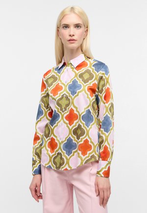 Skræddersyet skjorte i farverigt geometrisk mønster med orange, blå, grøn og pink nuancer. Har krave og lange ærmer. Materialet er bomuld.