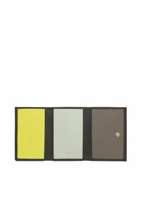 Portefeuille multicolore présentant un intérieur en cuir jaune, gris clair et marron, avec un bord extérieur noir et un détail de fermeture à pression.