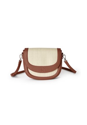 Sac en cuir marron porté travers avec un corps en toile crème, rabat incurvé et bandoulière ajustable. Présente un accent de logo à l'avant.