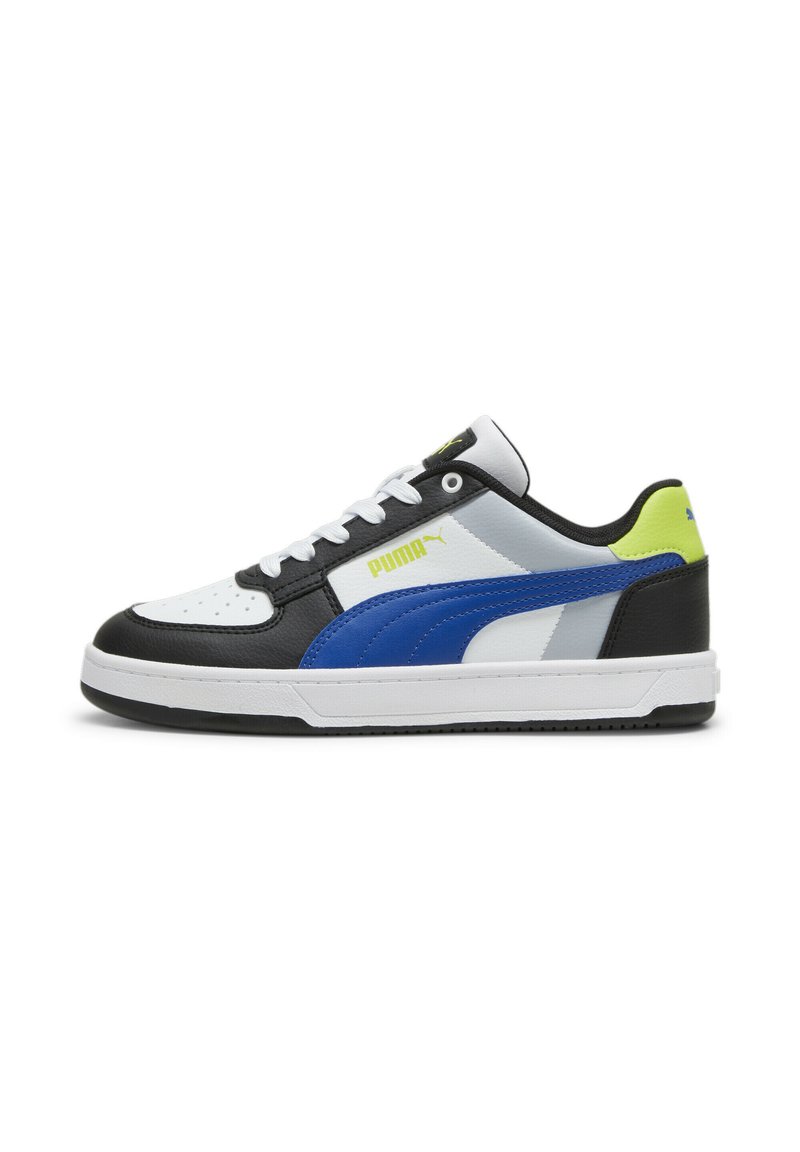 PUMA tenisice imaju gornji dio od crne kože s bijelim i plavim akcentima, teksturiranim dizajnom, zelenim detaljem na peti i gumeni potplat.