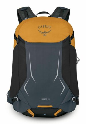 Sac à dos Osprey Hikelite 28 jaune moutarde et gris foncé avec bretelles rembourrées et éléments réfléchissants sur le panneau avant.