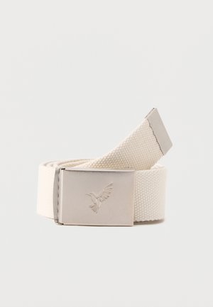 Ceinture en tissu blanc tissé avec une boucle en métal argenté embossée d'un motif de colibri, enroulée sur un fond blanc uni.