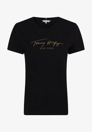Musta puuvillapaita lyhyillä hihoilla, jossa on kultaiset brodeeratut tekstit "Tommy Hilfiger NEW YORK" keskellä. Pyöreä pääntie.