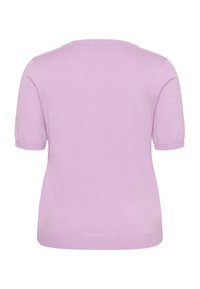 Top tricotat cu mâneci scurte, în culoarea liliac, cu decolteu rotund și textură netedă, având o croială obișnuită și un design simplu, curat.