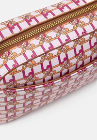 Cosmetikpose med et pink geometrisk mønster, prydet med guld lynlås og læderlignende tekstur. Kendetegnet ved sine livlige orange og pink accenter.