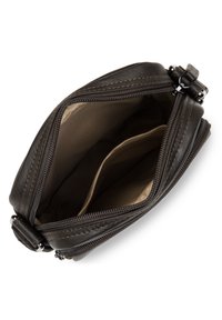 Borsa in pelle marrone con chiusura a zip e dettagli di cucitura. L'interno presenta una fodera beige chiaro e due scomparti.