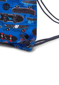 Borsa in tessuto blu con motivo a skateboard, caratterizzata da accenti neri e rossi, chiusura a coulisse e superficie testurizzata.