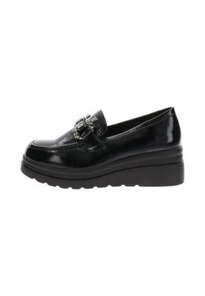 Mocassino in pelle verniciata nera con suola spessa e catena metallica decorativa sulla parte anteriore, mostrato di profilo su sfondo bianco.