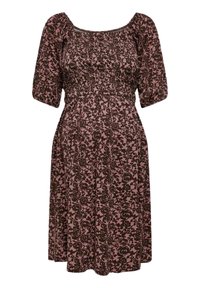 Vestido com estampa floral em tons de castanho e rosa, com decote quadrado, mangas curtas com puf, e cintura franzida, feito de tecido leve.