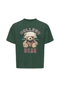 Groen t-shirt met een berenafbeelding die een hoed draagt, met de tekst "COLLEGE BEAR" en "Studie Hard, Slaap Harder" in vette kastanjebruine letters.