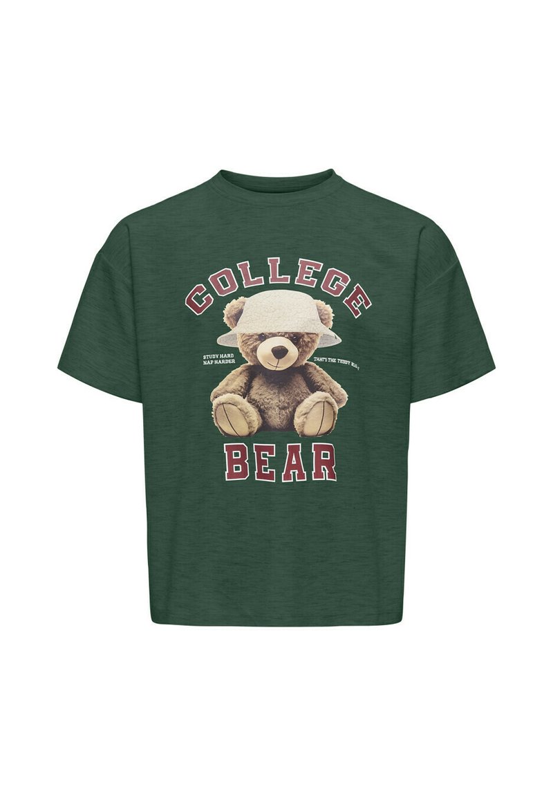 Groen t-shirt met een berenafbeelding die een hoed draagt, met de tekst "COLLEGE BEAR" en "Studie Hard, Slaap Harder" in vette kastanjebruine letters.