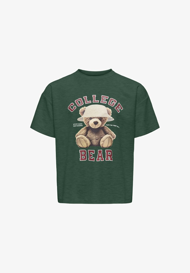 Groen t-shirt met een berenafbeelding die een hoed draagt, met de tekst "COLLEGE BEAR" en "Studie Hard, Slaap Harder" in vette kastanjebruine letters.