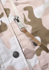 Kameramønstret jakke i lys pink og beige. Har sølv glidelås, lær pull-tab og sort trykknapdetalj. Teksturlignende stoff.