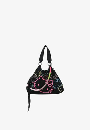 Bolso tipo hobo hecho de tela negra con un estampado colorido de Hello Kitty. Presenta una correa ancha, detalles en rosa y flecos.