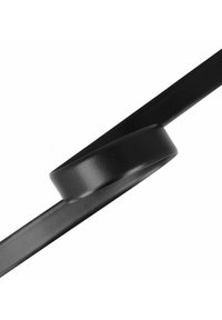 Zwarte nylon riem met een gestructureerde afwerking en een gladde, ronde gesp. De riem is breed en heeft een platte vorm met strakke lijnen.