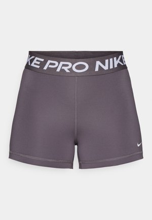 Nike Pro kratke hlače v temno sivi barvi, narejene iz gladkega športnega blaga. Imajo širok pas s logotipom "NIKE PRO" in majhnim akcentom swoosh.