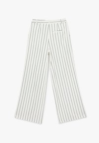 Białe spodnie typu wide-leg w pionowe granatowe paski, z wysokim stanem, kieszeniami bocznymi i detalem kieszeni z tyłu. Tekstura z tkaniny bawełnianej.