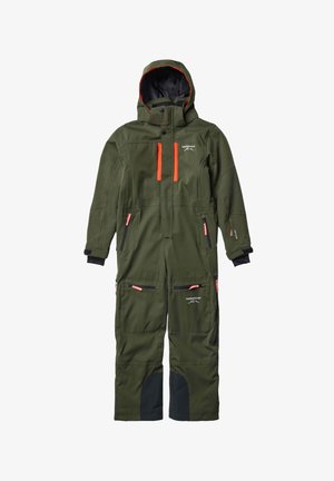 Zielony wodoodporny kombinezon narciarski z pomarańczowymi akcentami, kieszeniami na zamek i wysokim kołnierzem. Materiał wydaje się trwały; odpowiedni do aktywności w zimnej pogodzie.