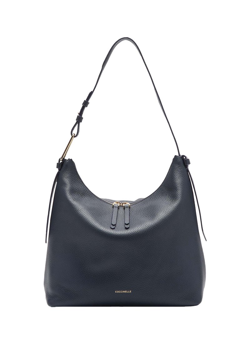 Skórzana torba na ramię w ciemnym granacie o teksturowanym wykończeniu, o zaokrąglonym kształcie, z górnym zapięciem na zamek i złotym okuciem. Widoczne logo marki.