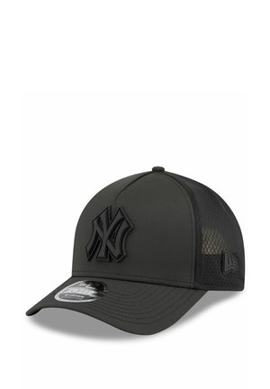 Schwarze Baseballkappe mit Netzrückseite, erhabenem New York Yankees-Logo auf der Vorderseite und New Era-Logo an der Seite.