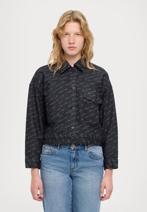 Veste en denim noire courte avec un motif manuscrit répété, fermeture à boutons, col pointu et deux poches avant. Coupe décontractée.