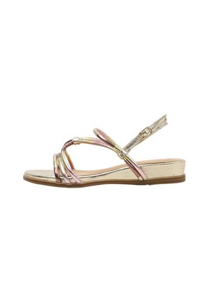 Sandalia plana con base metálica dorada, tiras delgadas multicolor y hebilla ajustable en el tobillo sobre una suela de cuña baja.