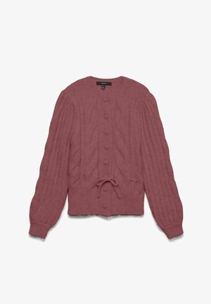 Rosa kofta i kabelstickning med ribbad struktur, rund halsringning, knappstängning och knytning i midjan. Långa, puffiga ärmar.