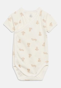 Βρεφικό φορμάκι σε χρώμα εκρού, με σχέδιο τύπου περιτύλιξης, κοντά μανίκια και εκτυπώσεις με ανοιχτό καφέ αρκουδάκια, κλείνει με κουμπιά πατιλέτα.