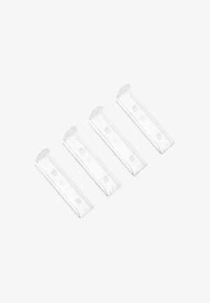 Cuatro ganchos de pared rectangulares de plástico transparente con tiras adhesivas, dispuestos en una fila diagonal sobre un fondo blanco liso.