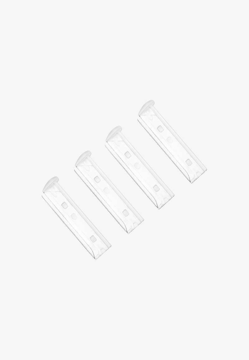 Quatre crochets muraux rectangulaires en plastique transparent avec des bandes adhésives, disposés en rangée diagonale sur un fond blanc uni.