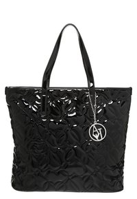 Czarna torebka z lakierowanej skóry z tłoczonym wzorem serc, błyszczące wykończenie, dwa mocne uchwyty oraz srebrny charms z inicjałami.