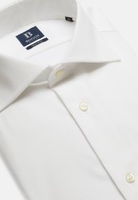 Camicia bianca con colletto classico, dotata di una patta frontale con bottoni bianchi e un tessuto liscio e leggermente texturizzato.