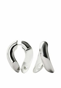 Pendientes de plata con un diseño curvado y pulido. Textura suave con un acabado brillante y detalles claros en los bordes.