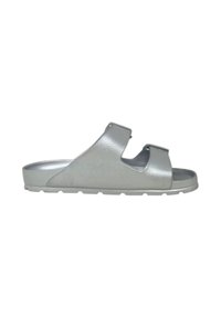 Sandal in argento con due fasce larghe, una superficie liscia e una suola piatta e sagomata con un motivo di battistrada per garantire aderenza.